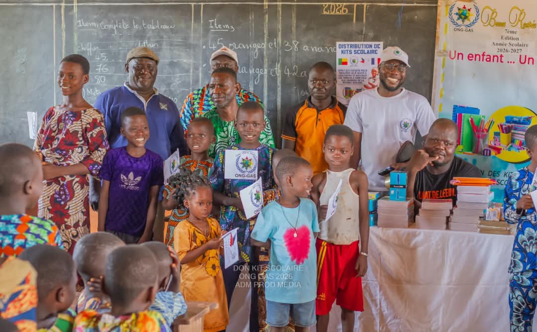 Distribution des kits scolaires — Glo Alladacomè